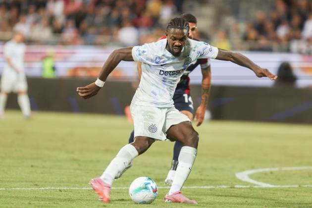 September 27, 2025, Cagliari: Inter™s Marcus Thuram in action during the Italian Serie A soccer match Cagliari calcio vs Inter FC at the Unipol Domus in Cagliari, Italy, 27 September 2025 .ANSA FABIO MURRU. Soccer; Serie A:Cagliari Vs Inter  - ZUMAa110 20250927_zaf_a110_083 Copyright: xFabioxMurrux