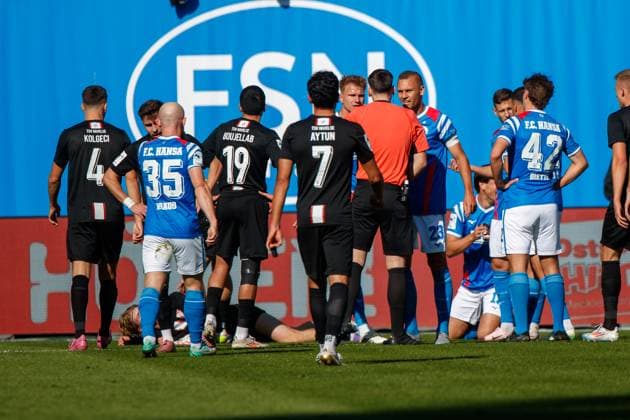 Referee Justin Hasmann has just shown a red card to Ahmet Gürleyen Rostock, kneeling in the background, left Florian Carstens Rostock and Franz Pfanne Rostock at the referee GER, FC Hansa Rostock vs TSV Havelse, Football, Men, 3 Liga, Matchday 08, Season 2025 2026, 27 09 2025 Rostock Ostseestadion Mecklenburg Vorpommern Germany