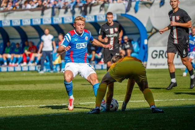 Cedric Harenbrock Rostock crashes over goalkeeper Tom Opitz Havelse GER, FC Hansa Rostock vs TSV Havelse, Football, Men, 3 Liga, 08 Matchday, Season 2025 2026, 27 09 2025 Rostock Ostseestadion Mecklenburg Vorpommern Germany