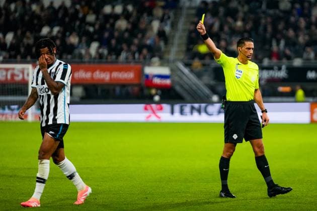 Eredivisie: Heracles Almelo v Sparta Rotterdam Almelo - Mimeirhel Benita of Heracles Almelo receives a yellow card from referee Serdar Gozubuyuk during the seventh competition round of the 2025 2026 Eredivisie season. The match is set between Heracles Almelo and Sparta Rotterdam at Asito Stadion on 27 September 2025 in Almelo, The Netherlands. (VK Sportphoto Danny de Groot) Copyright: xDannyxdexGrootx
