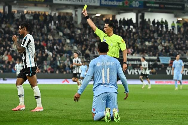 ALMELO , 27-09-2025 , Stadium Asito , season 2025 2026 , Dutch Eredivisie football , match between Heracles Almelo and Sparta Rotterdam , picture shows referee Serdar Gozubuyuk showing a yellow card to Heracles Almelo player Mimeirhel Benita Heracles - Sparta  x31229160x Copyright: