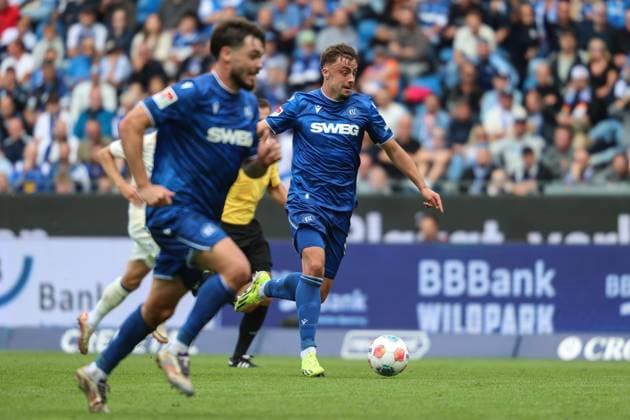 Action on the ball Philipp Foerster Karlsruher SC, 11 , GER, Karlsruher SC vs 1 FC Magdeburg, 2 Bundesliga, 7 Matchday, 2025 2026, 27 09 2025, DFL REGULATIONS PROHIBIT ANY USE OF PHOTOGRAPHS AS IMAGE SEQUENCES AND OR QUASI VIDEO, GER, Karlsruher SC vs 1 FC Magdeburg, 2 Bundesliga, 7 Matchday, 2025 2026, 27 09 2025 Karlsruhe Copyright: xEibner-Pressefoto JanxPrihodax EP_JPA