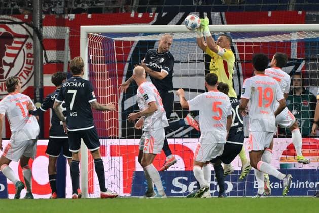 Goalkeeper Florian Kastenmeier Fortuna Duesseldorf saves against Philipp Hofmann VfL Bochum 27 09 2025, Fußball 2 Bundesliga, Saison 2025 2026, 7 Spieltag, VfL Bochum Fortuna Düsseldorf DFL regulations prohibit any use of photographs as image sequences and or quasi video Bochum Vonovia Ruhrstadion Nordrhein Westfalen Germany Team2