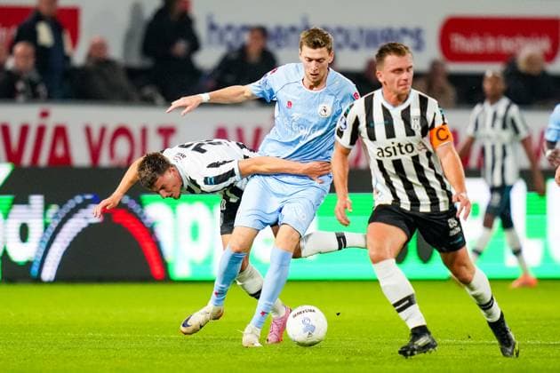 Eredivisie: Heracles Almelo v Sparta Rotterdam Almelo - Ajdin Hrustic of Heracles Almelo duels for the ball with Tobias Lauritsen of Sparta Rotterdam during the seventh competition round of the 2025 2026 Eredivisie season. The match is set between Heracles Almelo and Sparta Rotterdam at Asito Stadion on 27 September 2025 in Almelo, The Netherlands. (VK Sportphoto Danny de Groot) Copyright: xDannyxdexGrootx