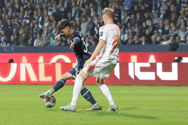 27 09 2025, xgrfx, Soccer 2 Bundesliga, VfL Bochum Fortuna Duesseldorf v l Benjamin Lenz VfL Bochum , Tim Breithaupt Fortuna Düsseldorf DFL DFB REGULATIONS PROHIBIT ANY USE OF PHOTOGRAPHS as IMAGE SEQUENCES and or QUASI VIDEO Bochum