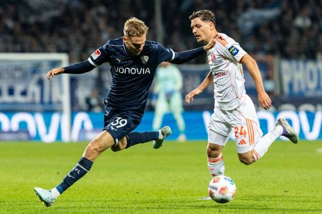 2 Fußball Bundesliga VfL Bochum Fortuna Düsseldorf Vonovia Ruhrstadion, Bochum 27 09 2025 Leandro Morgalla VfL Bochum, 39 , Florent Muslija Fortuna Düsseldorf, 24 2 Fußball Bundesliga VfL Bochum Fortuna Düsseldorf Vonovia Ruhrstadion, Bochum 27 09 2025 DFL regulations prohibit any use of photographs as image sequences and or quasi video Copyright: xBEAUTIFULxSPORTS Buriakovx