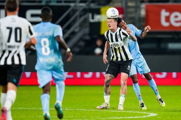 Eredivisie: Heracles Almelo v Sparta Rotterdam Almelo - Jizz Hornkamp of Heracles Almelo duels for the ball with Marvin Young of Sparta Rotterdam during the seventh competition round of the 2025 2026 Eredivisie season. The match is set between Heracles Almelo and Sparta Rotterdam at Asito Stadion on 27 September 2025 in Almelo, The Netherlands. (VK Sportphoto Danny de Groot) Copyright: xDannyxdexGrootx