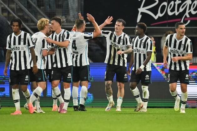 ALMELO , 27-09-2025 , Stadium Asito , season 2025 2026 , Dutch Eredivisie football , match between Heracles Almelo and Sparta Rotterdam , picture shows Heracles Almelo player Damon Mirani, Heracles Almelo player Jizz Hornkamp celebrating the 1-0 Heracles - Sparta  x31229588x Copyright: