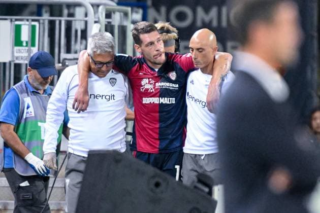 Cagliari s Andrea Belotti gets injured during the Serie A soccer match between Cagliari Calcio and Inter at the Unipol Domus in Cagliari, Sardinia - Saturday, 27 september 2025. - Soccer  Copyright: xGianlucaxZuddas LaPressex