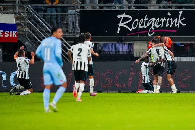 Eredivisie: Heracles Almelo v Sparta Rotterdam Almelo - Players of Heracles celebrating the 1-0 of Jizz Hornkamp of Heracles Almelo during the seventh competition round of the 2025 2026 Eredivisie season. The match is set between Heracles Almelo and Sparta Rotterdam at Asito Stadion on 27 September 2025 in Almelo, The Netherlands. (VK Sportphoto Danny de Groot) Copyright: xDannyxdexGrootx