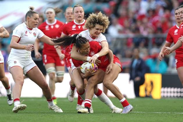 WRWC-Finale 27. September 2025, London Finale der Frauen-Rugby-Weltmeisterschaft Kanada gegen England Frauen Ellie Kildunne aus England greift Asia Hogan Rochester aus Kanada an Foto Charlotte Wilson Abseits London UK  Copyright: xCharlottexWilsonx xOffsidexOffside