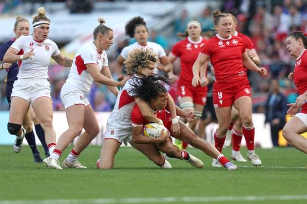 WRWC-Finale 27. September 2025, London Finale der Frauen-Rugby-Weltmeisterschaft Kanada gegen England Frauen Ellie Kildunne aus England greift Asia Hogan Rochester aus Kanada an Foto Charlotte Wilson Abseits London UK  Copyright: xCharlottexWilsonx xOffsidexOffside