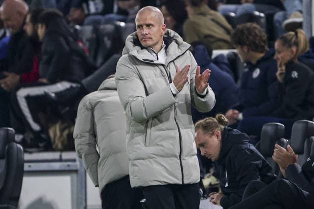head coach Bas Sibum of Heracles Almelo looks on Heracles Almelo v Sparta Rotterdam, Eredivisie, Heracles Almelo v Sparta Rotterdam, Erve Asito, September 27, 2025, Almelo, Netherlands.