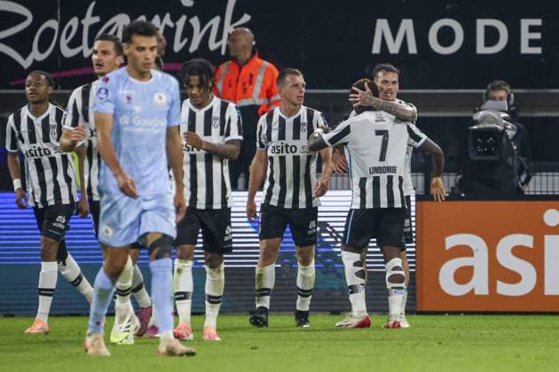 Jizz Hornkamp of Heracles Almelo celebrates with teammates after scoring his teams first goal Heracles Almelo v Sparta Rotterdam, Eredivisie, Heracles Almelo v Sparta Rotterdam, Erve Asito, September 27, 2025, Almelo, Netherlands.