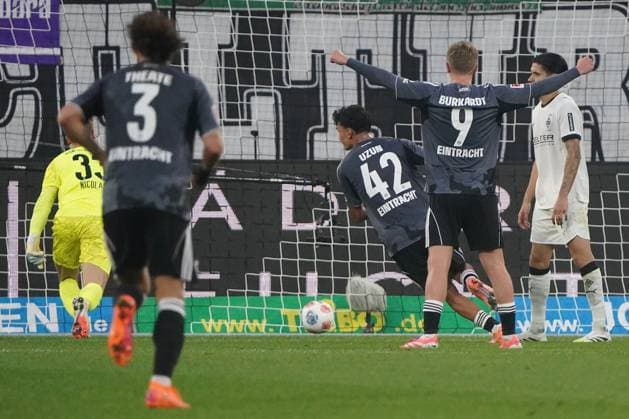 Football, 1 BL Season 2025 2026 Borussia Mönchengladbach vs Eintracht Frankfurt , 27 09 2025, Stadion im Borussia Park Mönchengladbach, Can Yilmaz Uzun Eintracht Frankfurt,scored the 0 5 for Eintracht Frankfurt,