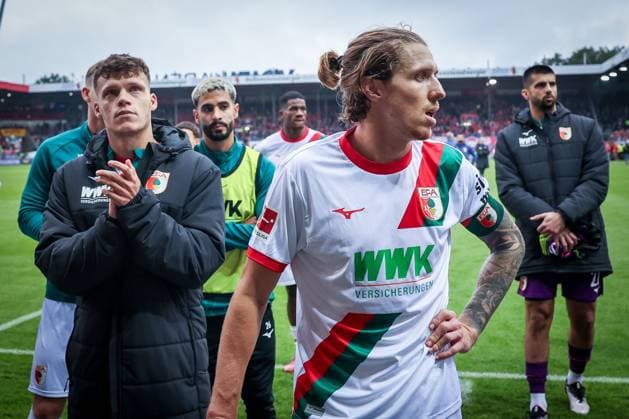 Robin Fellhauer 19 FC Augsburg , left and Kristijan Jakic 17 FC Augsburg disappointed, frustrated with the fans after the match, behind Elias Saad 26 FC Augsburg and Nediljko Labrovic 22 FC Augsburg , 1 FC Heidenheim 1846 vs FC Augsburg, DFL, Bundesliga, Saison 2025 2026, Voith Arena, Hinrunde, 5 Spieltag, 27 09 2025 DFB regulations prohibit any use of photographs as image sequences and or quasi video Heidenheim Baden Wuerttemberg Germany Copyright: xkolbert-press MartinxAgüerax
