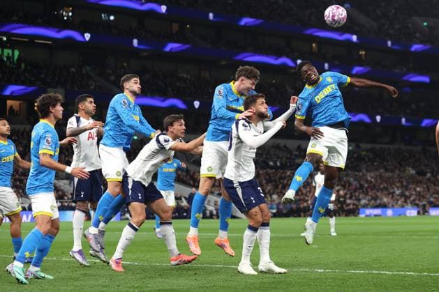 Tottenham Hotspur gegen Wolverhampton Wanderers 27. September 2025 London Premier League Fußball Tottenham Hotspur gegen Wolverhampton Wanderers Wolves-Spieler verteidigen einen Eckstoß Foto von Mark Leech London UK  Copyright: xMarkxLeechxOffside