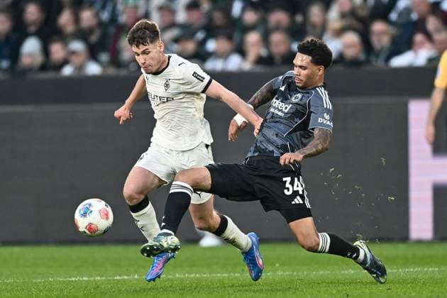 v li in duel Lukas Ullrich Moenchengladbach 26 Nnamdi Collins Frankfurt 34 27 09 2025 Soccer Borussia Moenchengladbach vs Eintracht Frankfurt, Borussia Park, Moenchengladbach, DFB DFL REGULATIONS PROHIBIT ANY USE OF PHOTOGRAPHS AS IMAGE SEQUENCES AND OR QUASI VIDEO Copyright: xpepphotox xHorstxMauelshagenx pep00321, pep_20250927_hm_143640