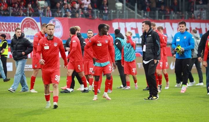 27 09 25 1 FC Heidenheim FC Augsburg Germany, Heidenheim, 27 09 2025, Football, Bundesliga, 1 FC Heidenheim Augsburg 1 FC Heidenheim players after the match