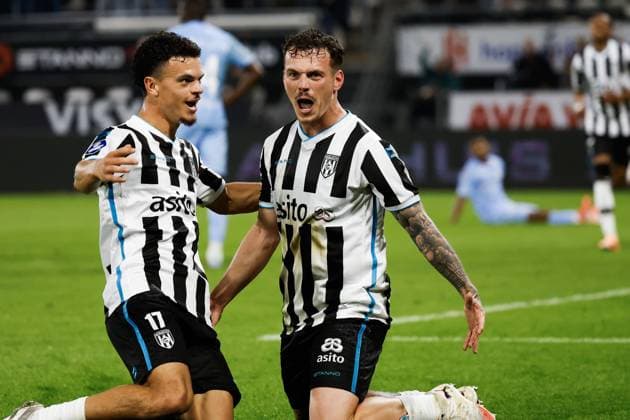 Sport Bilder des Tages ALMELO - Jizz Hornkamp of Heracles Almelo (r) receives congratulations from Tristan van Gilst of Heracles Almelo after scoring the 1-0 goal during the Dutch Eredivisie match between Heracles Almelo and Sparta Rotterdam at the Erve Asito Stadium on September 27, 2025, in Almelo, Netherlands. ANP VINCENT JANNINK Eredivisie 2025 26 xVIxANPxSportx xxANPxIVx 537653465 originalFilename: 537653465.jpg
