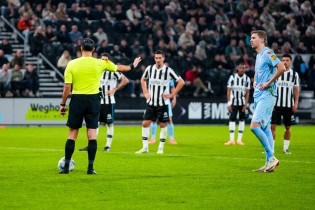 Eredivisie: Heracles Almelo v Sparta Rotterdam Almelo - Referee Serdar Gozubuyuk tells Tobias Lauritsen of Sparta Rotterdam to wait for the VAR check during the seventh competition round of the 2025 2026 Eredivisie season. The match is set between Heracles Almelo and Sparta Rotterdam at Asito Stadion on 27 September 2025 in Almelo, The Netherlands. (VK Sportphoto Danny de Groot) Copyright: xDannyxdexGrootx