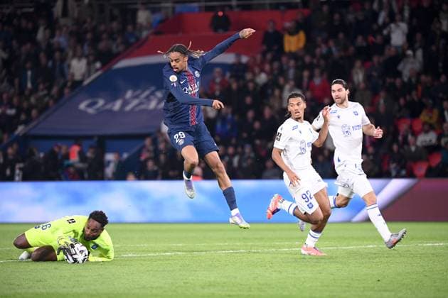 Paris Saint-Germain FC v AJ Auxerre - Ligue 1 McDonald s 2025 2026 16 Donovan LEON (aja) - 29 Bradley BARCOLA (psg) - 92 Clement AKPA (aja) during the Ligue 1 McDonald s match between Paris and Auxerre at Parc des Princes on September 27, 2025 in Paris, France. Paris France  Copyright: xFEPx 776348144