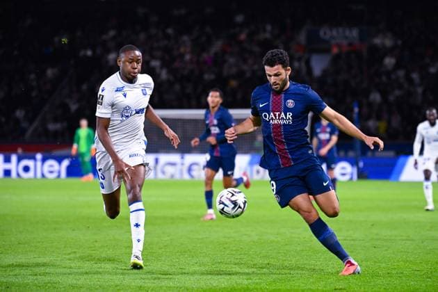 FOOTBALL : PSG vs Auxerre - Ligue1 - 27 09 2025 Goncalo Ramos ( 9 - PSG ) and Telli Siwe ( 13 - Auxerre ) during the Ligue 1 match between Paris Saint Germain and AJ Auxerre at Parc Des Princes on September 27 , 2025 in Paris, France. ( Photo by Federico Pestelini PsnewZ ) - ParisFrance  Copyright: xFedericoxPestelinix