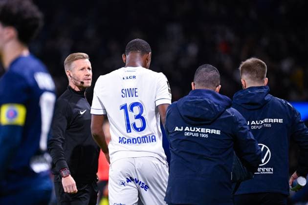 FOOTBALL : PSG vs Auxerre - Ligue1 - 27 09 2025 Telli Siwe ( 13 - Auxerre ) leaves the pitch during the Ligue 1 match between Paris Saint Germain and AJ Auxerre at Parc Des Princes on September 27 , 2025 in Paris, France. ( Photo by Federico Pestelini PsnewZ ) - ParisFrance  Copyright: xFedericoxPestelinix