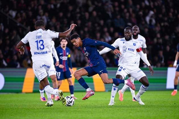 FOOTBALL : PSG vs Auxerre - Ligue1 - 27 09 2025 Senny Mayulu ( 24 - PSG ) and Elisha OWUSU ( 42- Auxerre ) during the Ligue 1 match between Paris Saint Germain and AJ Auxerre at Parc Des Princes on September 27 , 2025 in Paris, France. ( Photo by Federico Pestelini PsnewZ ) - ParisFrance  Copyright: xFedericoxPestelinix