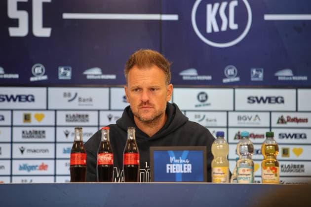 Marksu Fiedler 1 FC Magdeburg, Head Coach at the post-match press conference, GER, Karlsruher SC vs 1 FC Magdeburg, 2 Bundesliga, Matchday 7, 2025 2026, 27 09 2025, DFL REGULATES PROHIBIT ANY USE OF PHOTOGRAPHS AS IMAGE SEQUENCES AND OR QUASI VIDEO, GER, Karlsruher SC vs 1 FC Magdeburg, 2 Bundesliga, Matchday 7, 2025 2026, 27 09 2025 Karlsruhe Copyright: xEibner-Pressefoto JanxPrihodax EP_JPA