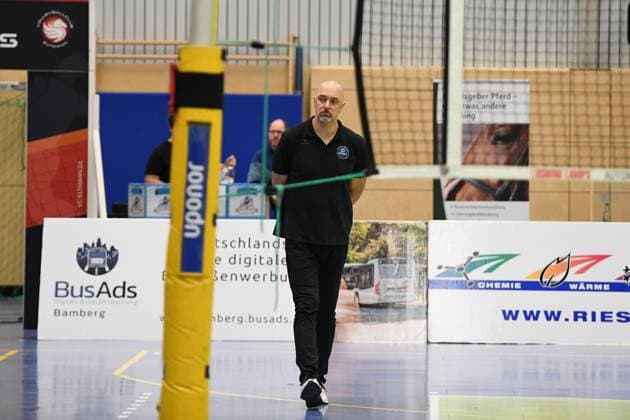 Georg Schäfer Halle, CERATONIA Volleys Eltmann vs. Baden Volleys SSC Karlsruhe II Germany ,Eltmann, Georg Schäfer Halle - 27 Sep 2025 - 2.Bundesliga, Volleyball - CERATONIA Volleys Eltmann vs. Baden Volleys SSC Karlsruhe II Image: Trainer Vladimir Rakic (VC Eltmann) not happy about ho his team was playing. Eltmann Georg Schäfer Halle Bayern Germany Copyright: xPresseFotoxEvans xRyanxEvansx