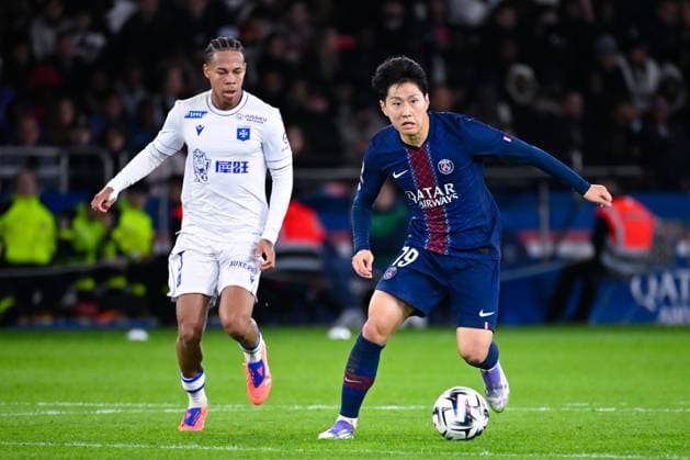 FOOTBALL : PSG vs Auxerre - Ligue1 - 27 09 2025 Lee Kang In ( 19 - PSG ) and Kevin Danois ( 5 - Auxerre ) during the Ligue 1 match between Paris Saint Germain and AJ Auxerre at Parc Des Princes on September 27 , 2025 in Paris, France. ( Photo by Federico Pestelini PsnewZ ) - ParisFrance  Copyright: xFedericoxPestelinix