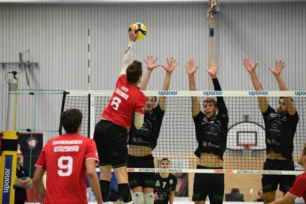 Georg Schäfer Halle, CERATONIA Volleys Eltmann vs. Baden Volleys SSC Karlsruhe II Germany ,Eltmann, Georg Schäfer Halle - 27 Sep 2025 - 2.Bundesliga, Volleyball - CERATONIA Volleys Eltmann vs. Baden Volleys SSC Karlsruhe II Image: (fLTR) Jason Lieb (VC Eltmann, 4), Melf Urban (VC Eltmann, 10), Perica Stanic (VC Eltmann, 16) all jump to block a spike. Eltmann Georg Schäfer Halle Bayern Germany Copyright: xPresseFotoxEvans xRyanxEvansx