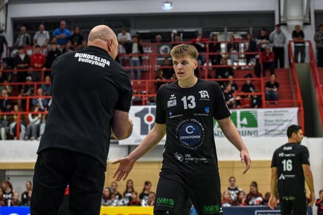 Georg Schäfer Halle, CERATONIA Volleys Eltmann vs. Baden Volleys SSC Karlsruhe II Germany ,Eltmann, Georg Schäfer Halle - 27 Sep 2025 - 2.Bundesliga, Volleyball - CERATONIA Volleys Eltmann vs. Baden Volleys SSC Karlsruhe II Image: (fLTR) Trainer Vladimir Rakic (VC Eltmann), Ben Urban (VC Eltmann, 13) Eltmann Georg Schäfer Halle Bayern Germany Copyright: xPresseFotoxEvans xRyanxEvansx