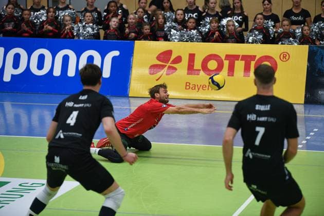 Georg Schäfer Halle, CERATONIA Volleys Eltmann vs. Baden Volleys SSC Karlsruhe II Germany ,Eltmann, Georg Schäfer Halle - 27 Sep 2025 - 2.Bundesliga, Volleyball - CERATONIA Volleys Eltmann vs. Baden Volleys SSC Karlsruhe II Image: Maximilian Kolbe (VC Eltmann, 6) diving on the sidelines to keep the ball in play. Eltmann Georg Schäfer Halle Bayern Germany Copyright: xPresseFotoxEvans xRyanxEvansx