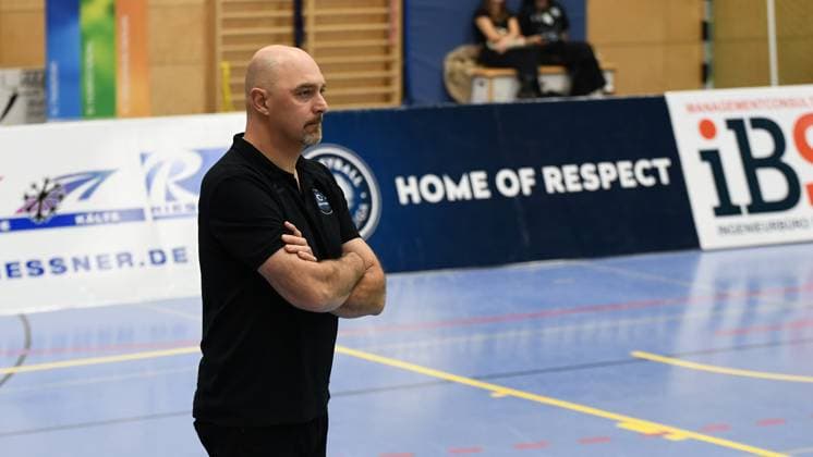 Georg Schäfer Halle, CERATONIA Volleys Eltmann vs. Baden Volleys SSC Karlsruhe II Germany ,Eltmann, Georg Schäfer Halle - 27 Sep 2025 - 2.Bundesliga, Volleyball - CERATONIA Volleys Eltmann vs. Baden Volleys SSC Karlsruhe II Image: Trainer Vladimir Rakic (VC Eltmann) in the coaching zone. Eltmann Georg Schäfer Halle Bayern Germany Copyright: xPresseFotoxEvans xRyanxEvansx