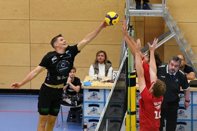 Georg Schäfer Halle, CERATONIA Volleys Eltmann vs. Baden Volleys SSC Karlsruhe II Germany ,Eltmann, Georg Schäfer Halle - 27 Sep 2025 - 2.Bundesliga, Volleyball - CERATONIA Volleys Eltmann vs. Baden Volleys SSC Karlsruhe II Image: Robin Stolle (VC Eltmann, 7) tapping the ball over two SSC blockers. Eltmann Georg Schäfer Halle Bayern Germany Copyright: xPresseFotoxEvans xRyanxEvansx