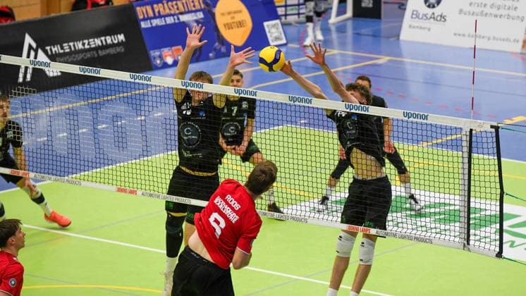 Georg Schäfer Halle, CERATONIA Volleys Eltmann vs. Baden Volleys SSC Karlsruhe II Germany ,Eltmann, Georg Schäfer Halle - 27 Sep 2025 - 2.Bundesliga, Volleyball - CERATONIA Volleys Eltmann vs. Baden Volleys SSC Karlsruhe II Image: Ben Urban (VC Eltmann, 13) and Mattis Hau (VC Eltmann, 14) jumping to block a tipped ball. Eltmann Georg Schäfer Halle Bayern Germany Copyright: xPresseFotoxEvans xRyanxEvansx