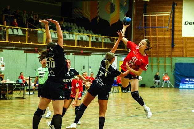 Handball I Women I Season 2025 2026 I 3 Liga Nord I 3 Matchday I SV Henstedt Ulzburg TV Hannover Badenstedt I 27 09 2025 Jana Schmütz 56, SV Henstedt Ulzburg Tara Richter 7, SV Henstedt Ulzburg Jule Marie Jördens 41, TV Hannover Badenstedt Copyright: xLobeca RalfxHomburgx