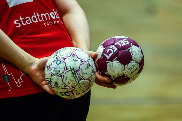 Handball I Women I Season 2025 2026 I 3 Liga Nord I 3 Matchday I SV Henstedt Ulzburg TV Hannover Badenstedt I 27 09 2025 Handballs in hand Copyright: xLobeca RalfxHomburgx
