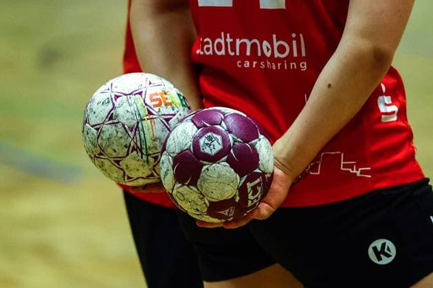 Handball I Women I Season 2025 2026 I 3 Liga Nord I 3 Matchday I SV Henstedt Ulzburg TV Hannover Badenstedt I 27 09 2025 Two handballs Copyright: xLobeca RalfxHomburgx