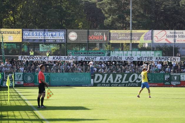 27 09 2025, xtgx, Fußball Regionalliga Nordost, FSV 63 Luckenwalde BSG Chemie Leipzig emspor, v l symbol photo, symbol photo fans, spectators, audience, tribune guest fans banner banner Fanprojekt Karlsruhe, Karlsruher SC, KSC DFL DFB DFB REGULATIONS PROHIBIT ANY USE OF PHOTOGRAPHS as IMAGE SEQUENCES and or QUASI VIDEO Luckenwalde