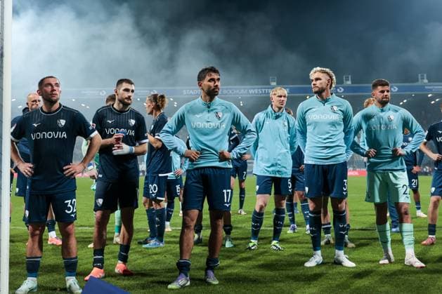 27 09 2025, 2 Bundesliga, Matchday 7, VfL Bochum 1848 Fortuna Düsseldorf, f l Maximilian Wittek VfL Bochum 1848 , Matus Bero VfL Bochum 1848 , Noah Loosli VfL Bochum 1848 , Gerrit Holtmann VfL Bochum 1848 , Colin Kleine Bekel VfL Bochum 1848 , Philipp Strompf VfL Bochum 1848 , Goalkeeper Niclas Thiede VfL Bochum 1848 go to the fans, Bochum Vonovia Ruhrstadion NRW Germany xRHR PHOTO DEx Copyright: DennisxEwert RHR-FOTOx RHR-FOTO DE