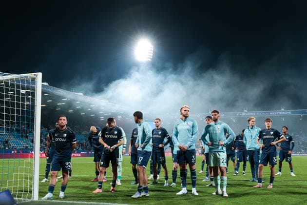 27 09 2025, 2 Bundesliga, Matchday 7, VfL Bochum 1848 Fortuna Düsseldorf, The players of VfL Bochum go into the fan curve and are booed, Bochum Vonovia Ruhrstadion NRW Germany xRHR PHOTO DEx Copyright: DennisxEwert RHR-FOTOx RHR-FOTO DE