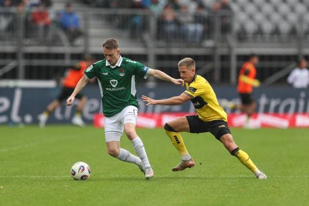 27 09 2025, xjcx, Herren, Fußball, Saison 2025 2026, 3 Liga, 8 Spieltag 1 FC Schweinfurt 1905 TSV Alemannia Aachen Joshua Endres 33, 1 FC Schweinfurt 1905 und Lukas Scepanik 7, Alemannia Aachen , DFL DFB regulations prohibit using photographs as image sequences or quasi video Schweinfurt Sachs Stadion Bayern Deutschland