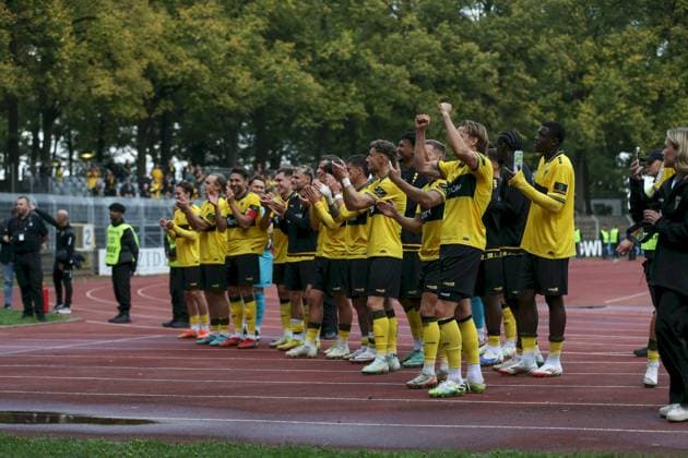 27 09 2025, xjcx, Herren, Fußball, Saison 2025 2026, 3 Liga, 8 Spieltag 1 FC Schweinfurt 1905 TSV Alemannia Aachen The players of Alemannia Aachen celebrate the away win in front of their own fans, DFL DFB regulations prohibit using photographs as image sequences or quasi video Schweinfurt Sachs Stadion Bayern Germany