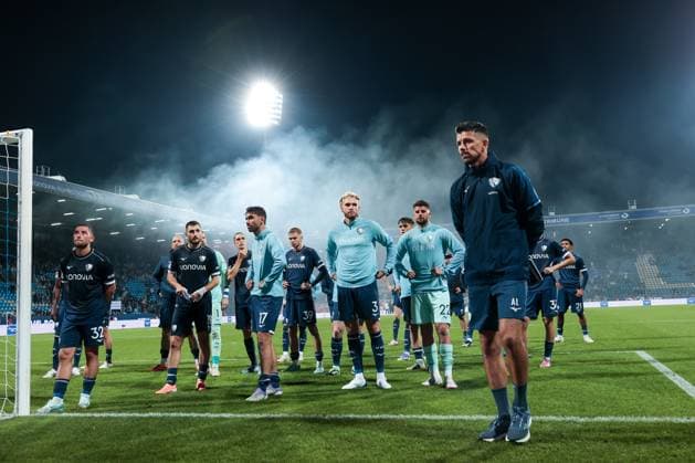 27 09 2025, 2 Bundesliga, Matchday 7, VfL Bochum 1848 Fortuna Düsseldorf, Co-coach Anthony Losilla VfL Bochum 1848 faces the fans, Bochum Vonovia Ruhrstadion NRW Germany xRHR PHOTO DEx Copyright: DennisxEwert RHR-FOTOx RHR-FOTO DE