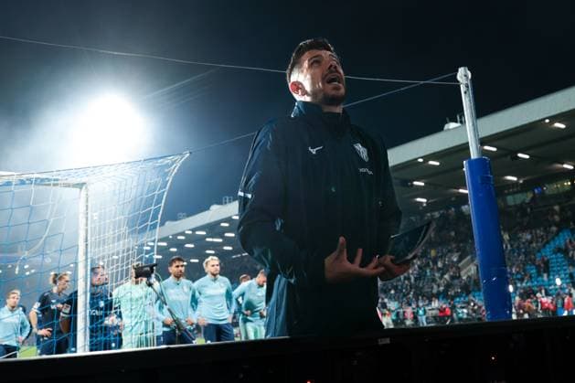 27 09 2025, 2 Bundesliga, Matchday 7, VfL Bochum 1848 Fortuna Düsseldorf, Co-coach Anthony Losilla VfL Bochum 1848 faces the fans, Bochum Vonovia Ruhrstadion NRW Germany xRHR PHOTO DEx Copyright: DennisxEwert RHR-FOTOx RHR-FOTO DE