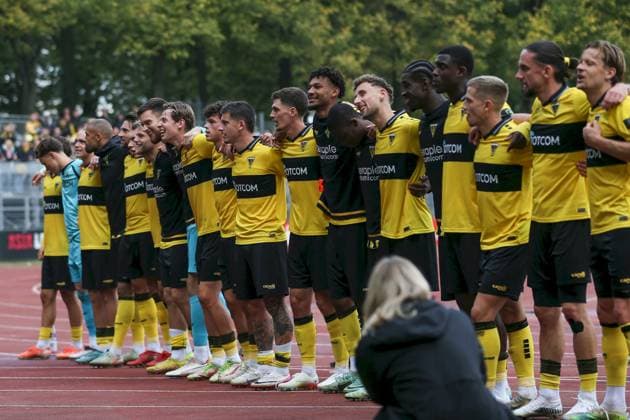27 09 2025, xjcx, Herren, Fußball, Saison 2025 2026, 3 Liga, 8 Spieltag 1 FC Schweinfurt 1905 TSV Alemannia Aachen The players of Alemannia Aachen celebrate the away win in front of their own fans, DFL DFB regulations prohibit using photographs as image sequences or quasi video Schweinfurt Sachs Stadion Bayern Germany