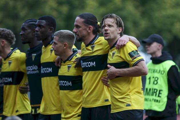 27 09 2025, xjcx, Herren, Fußball, Saison 2025 2026, 3 Liga, 8 Spieltag 1 FC Schweinfurt 1905 TSV Alemannia Aachen The players of Alemannia Aachen celebrate the away win in front of their own fans, DFL DFB regulations prohibit using photographs as image sequences or quasi video Schweinfurt Sachs Stadion Bayern Germany
